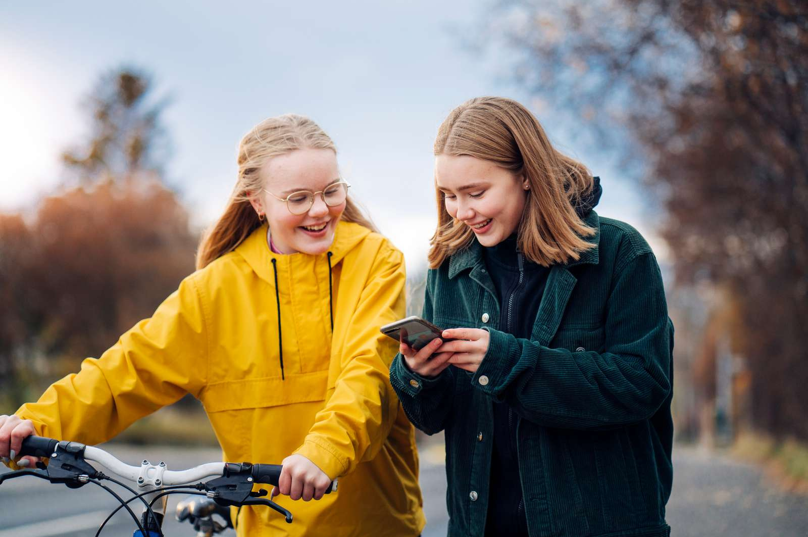 To piger kigger på en telefon