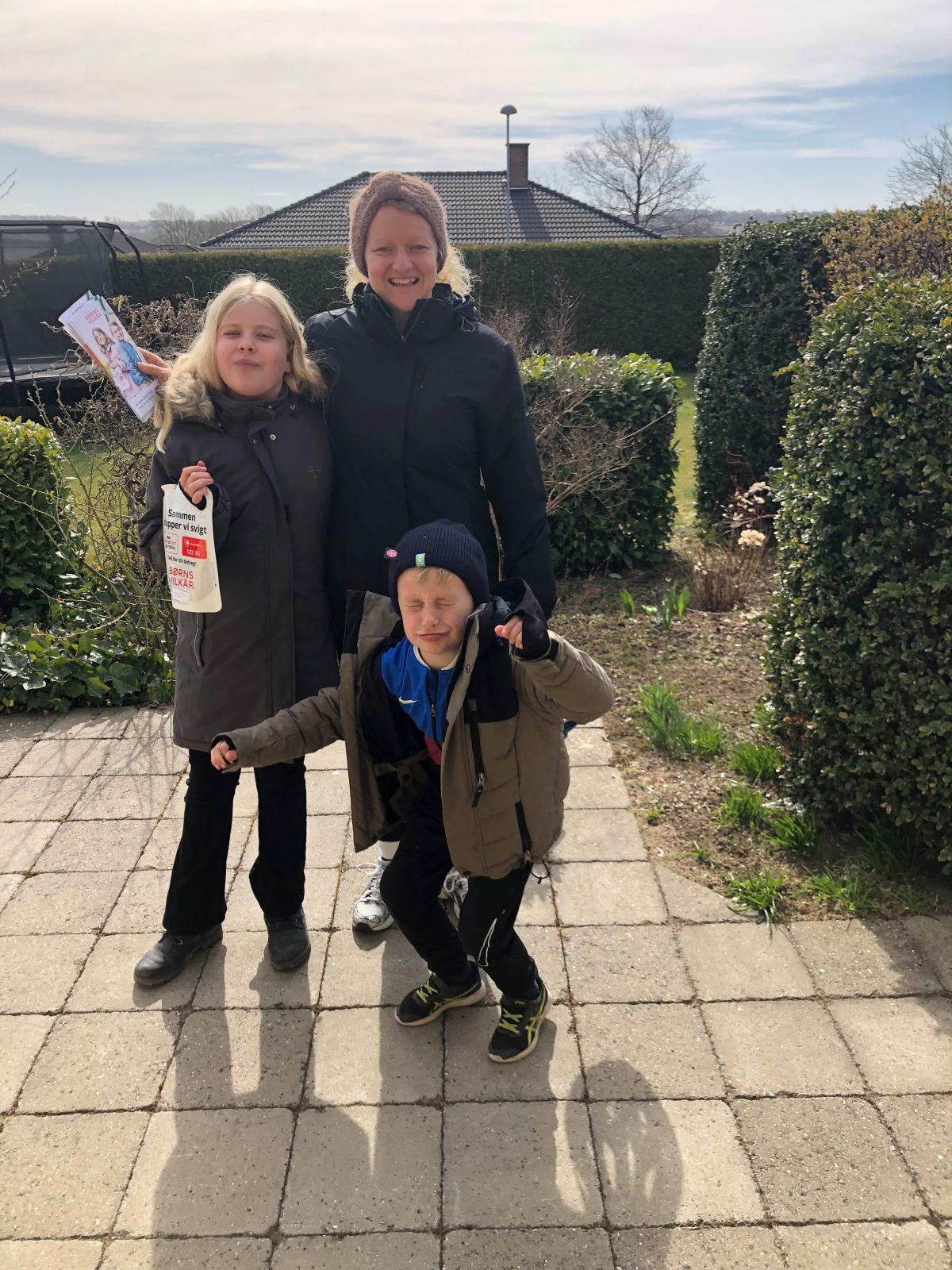 En voksen kvinde med to børn