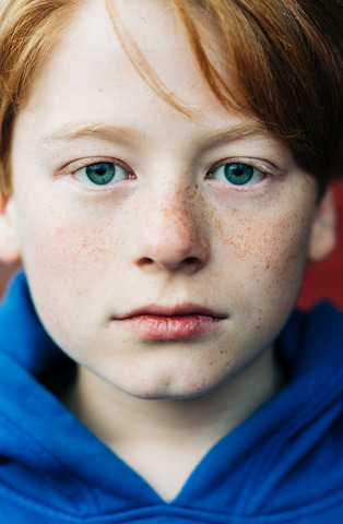 Rødhåret dreng kigger ind i kameraet