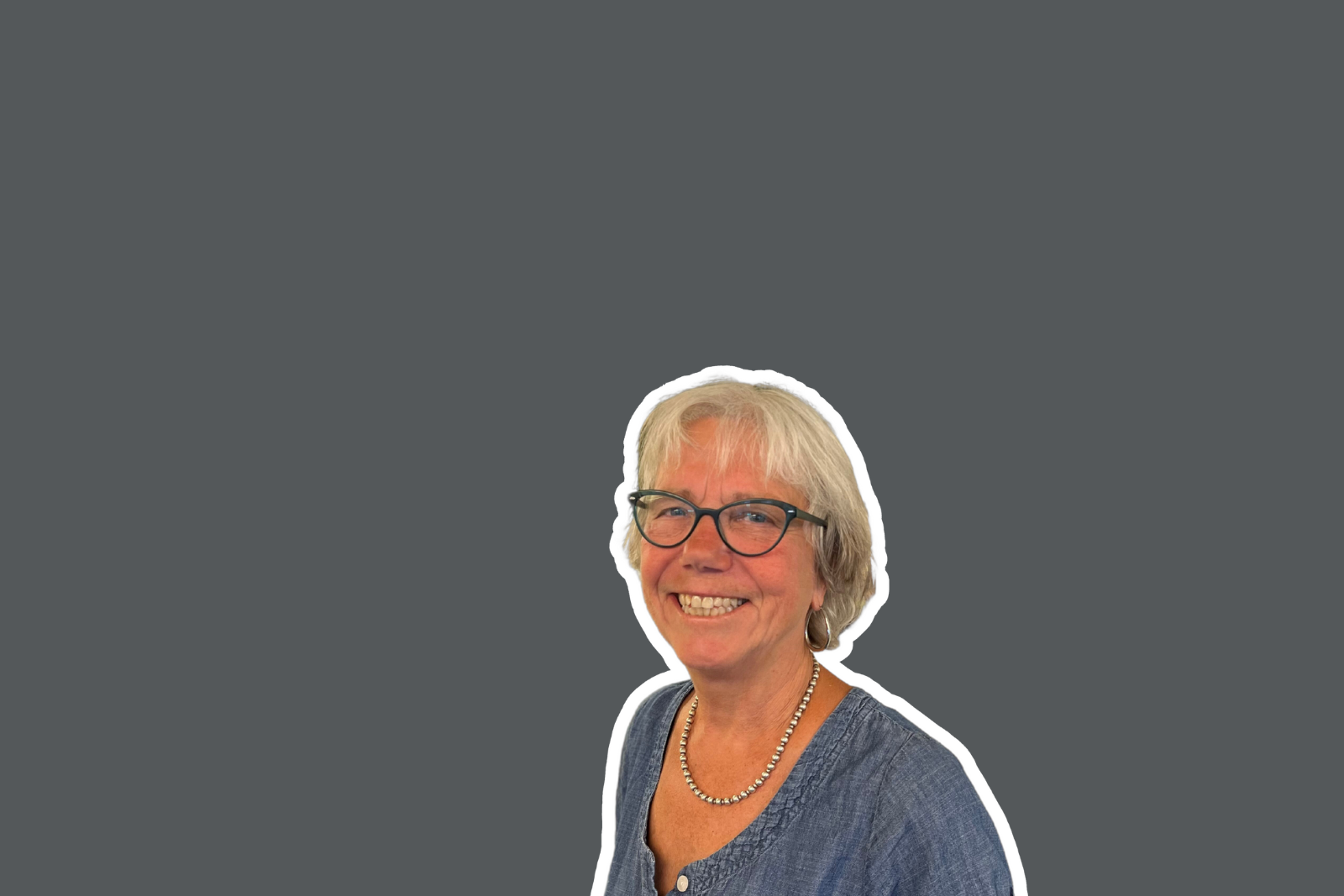 Billede af Anne, en ældre kvinde med briller
