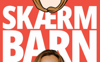 Rød baggrund med ordene "SKÆRM BARN" skrevet i hvid skrift, med toppen af hovedet af en kvinde i bunden og den tilsvarende del af en kvinde som Bitmoji i toppen