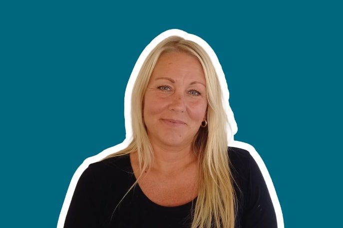 Kvinde på mørkeblå baggrund