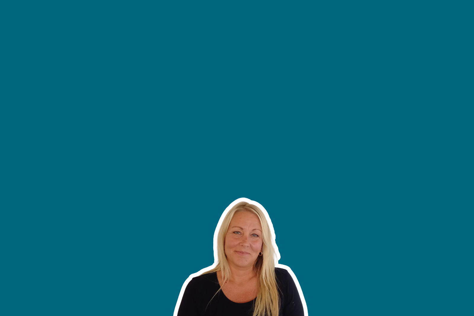 Lyshåret kvinde på blå baggrund