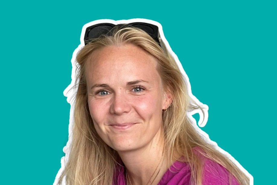 Kvinde på tyrkis baggrund
