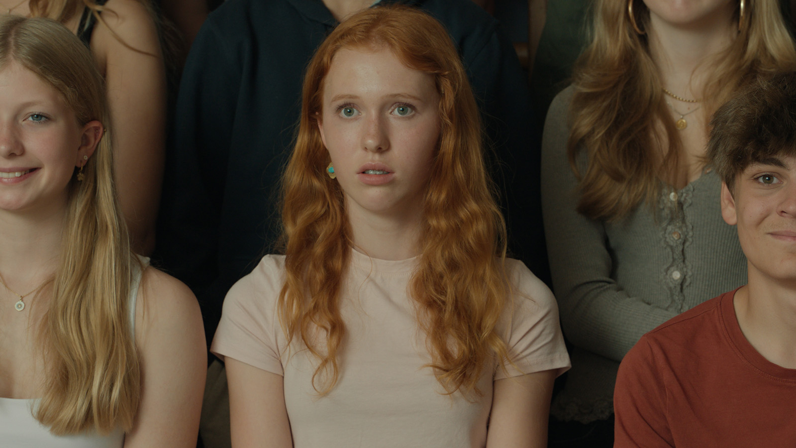 Rådhåret pige kigger ud i luften