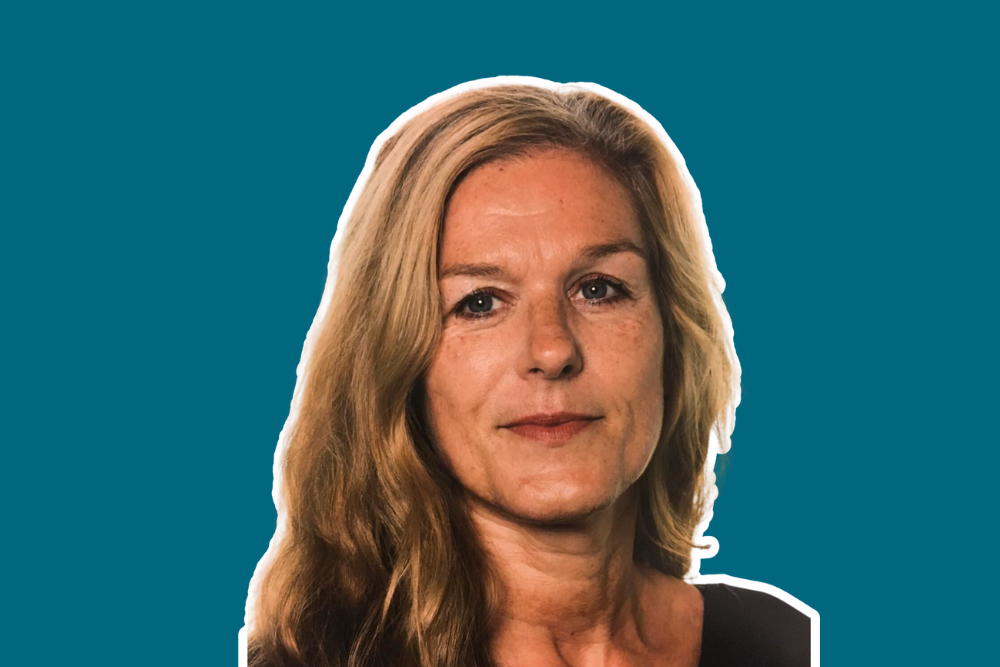Kvinde på blå baggrund