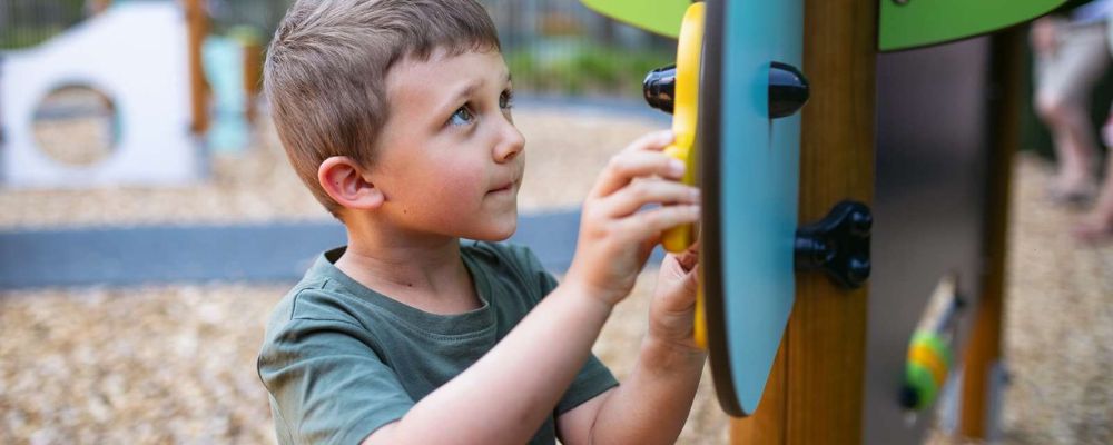 Dreng leger på legeplads