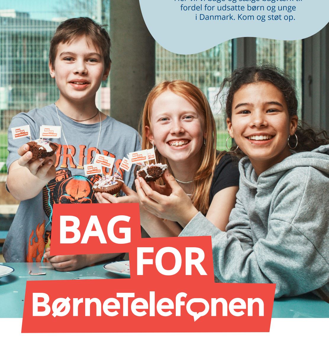Tre unge står med muffins med flag i og smiler til kameraet