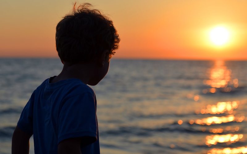 Dreng kigger ud over havet