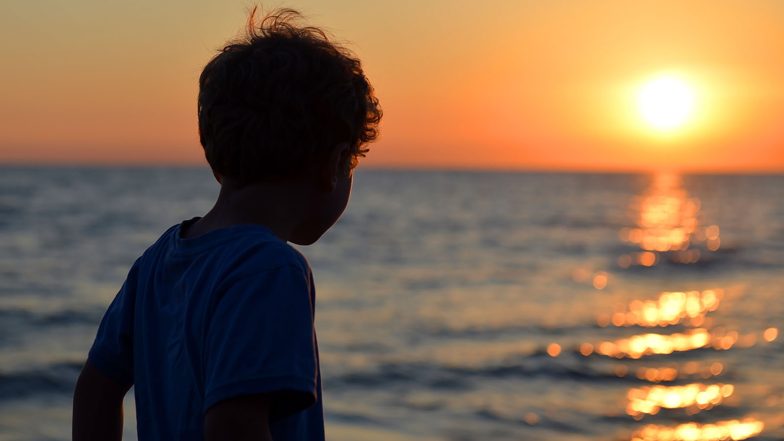 Dreng kigger ud over havet