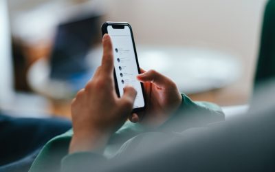 Nærbillede af en teenager der bruge sin telefon