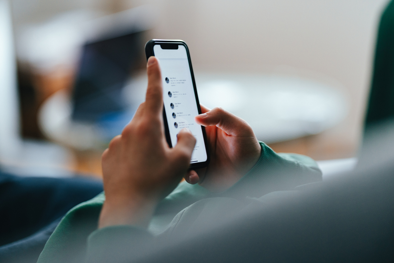 Nærbillede af en teenager der bruge sin telefon