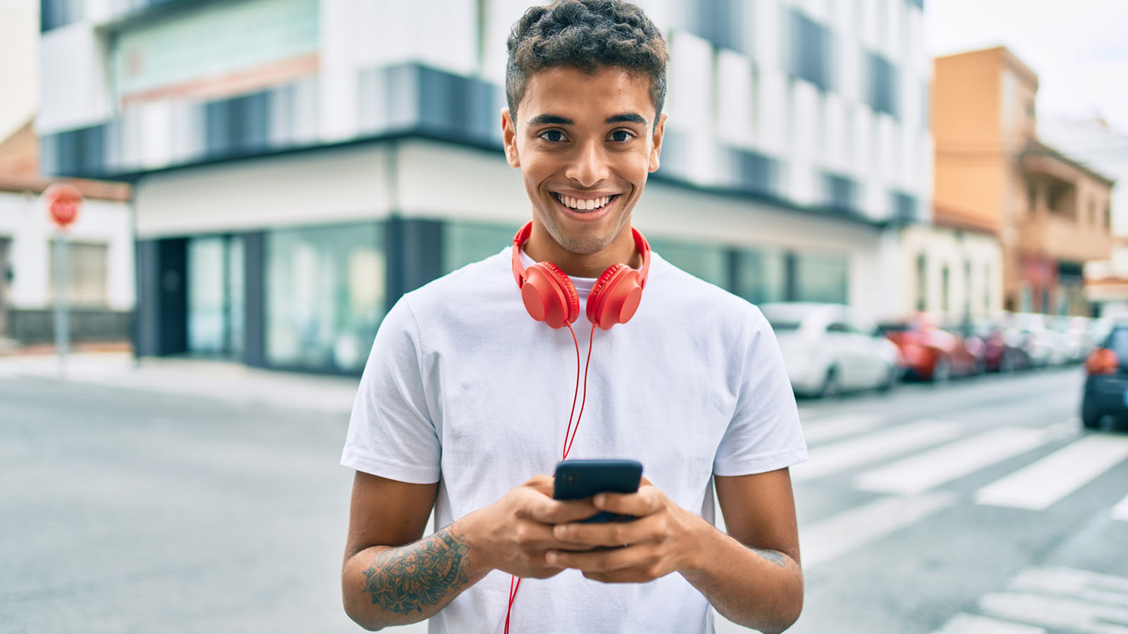 Smilende ung mand er på TikTok
