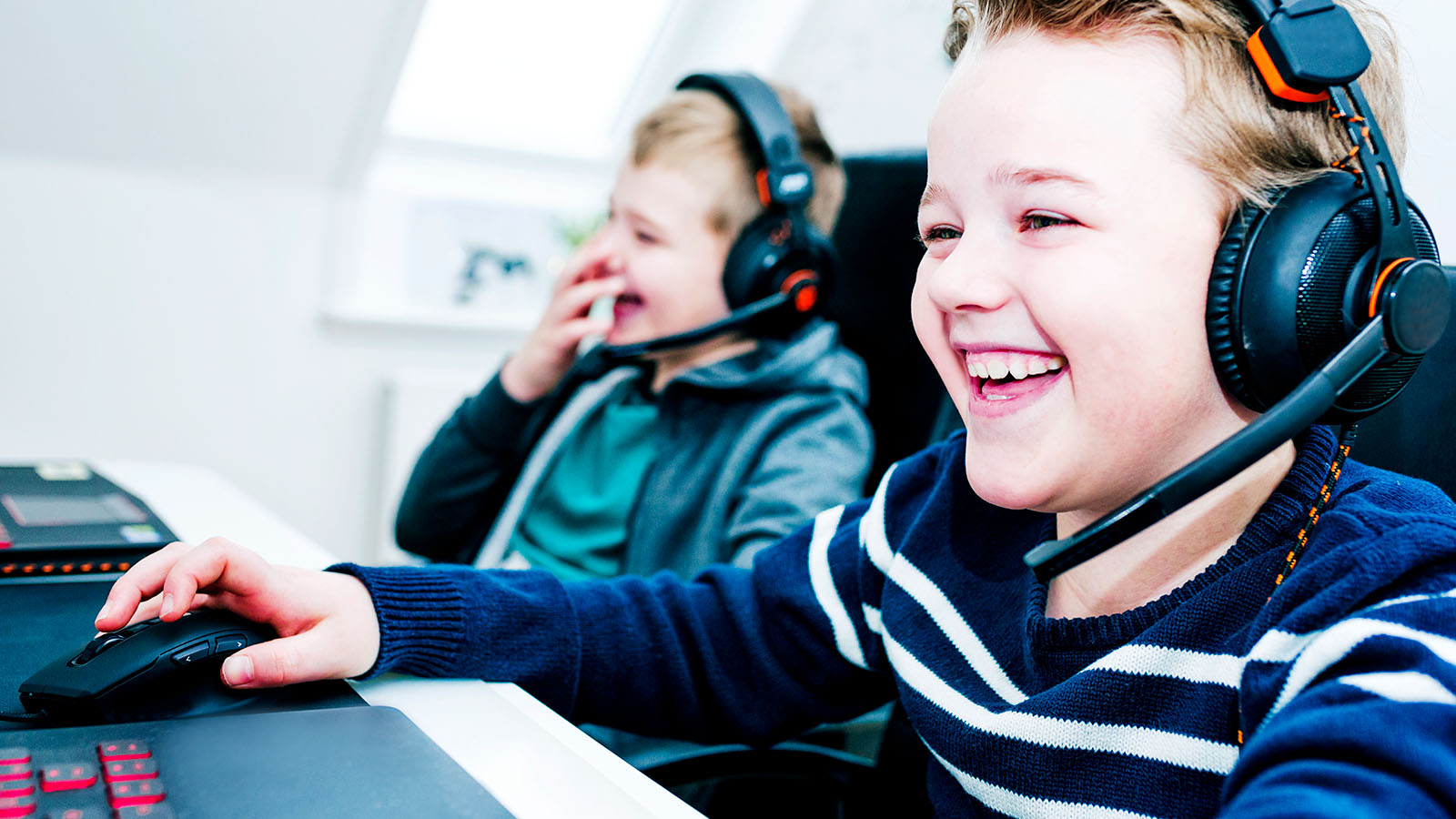 To drenge sidder og gamer