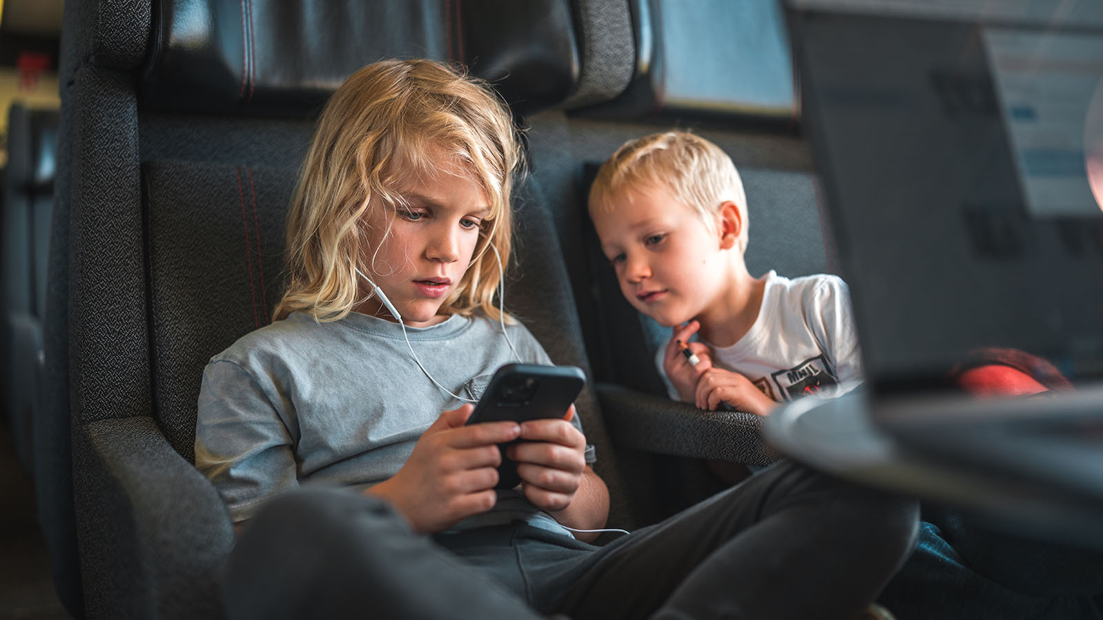 To drenge sidder med en smartphone