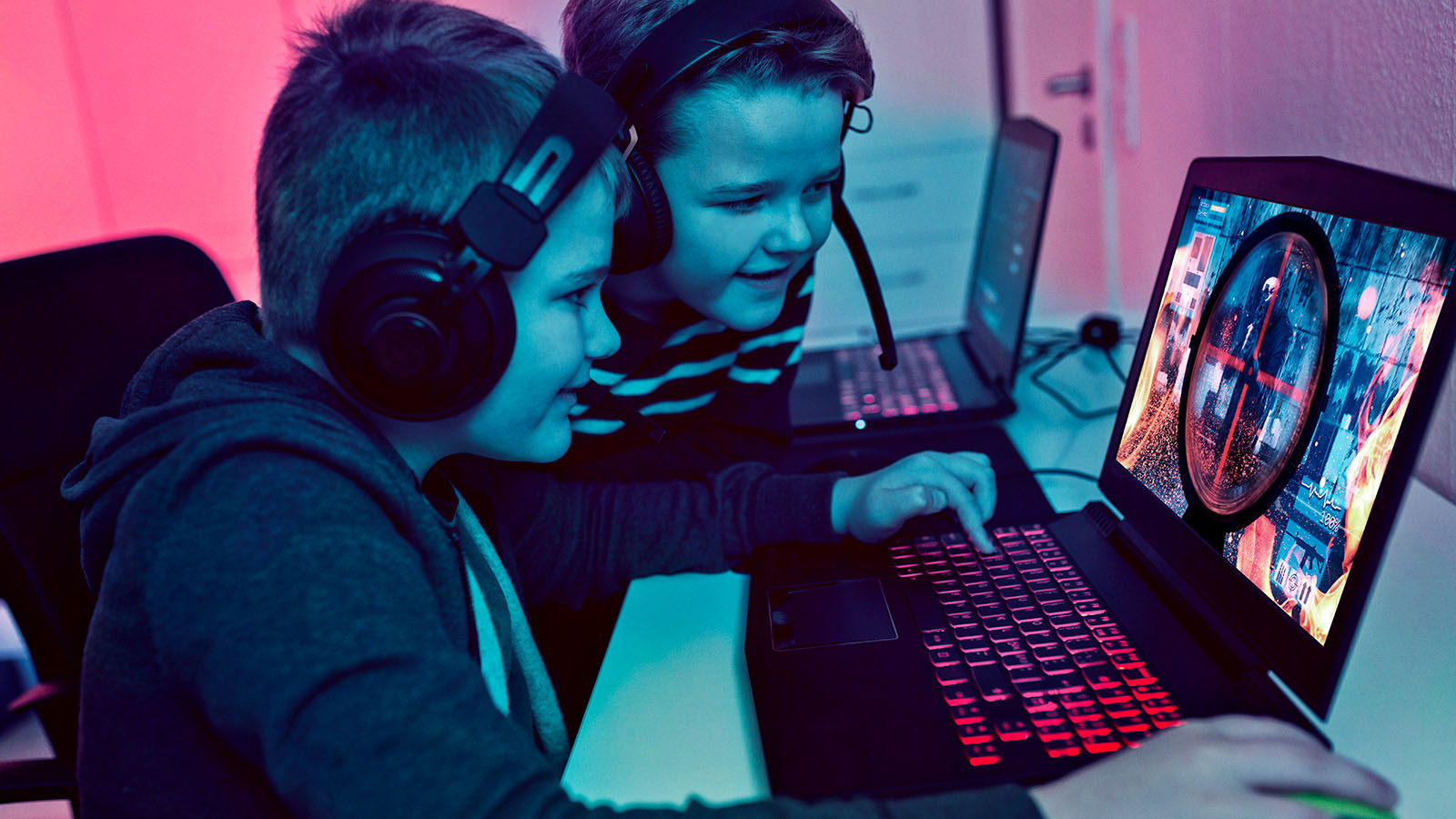 To børn spiller online