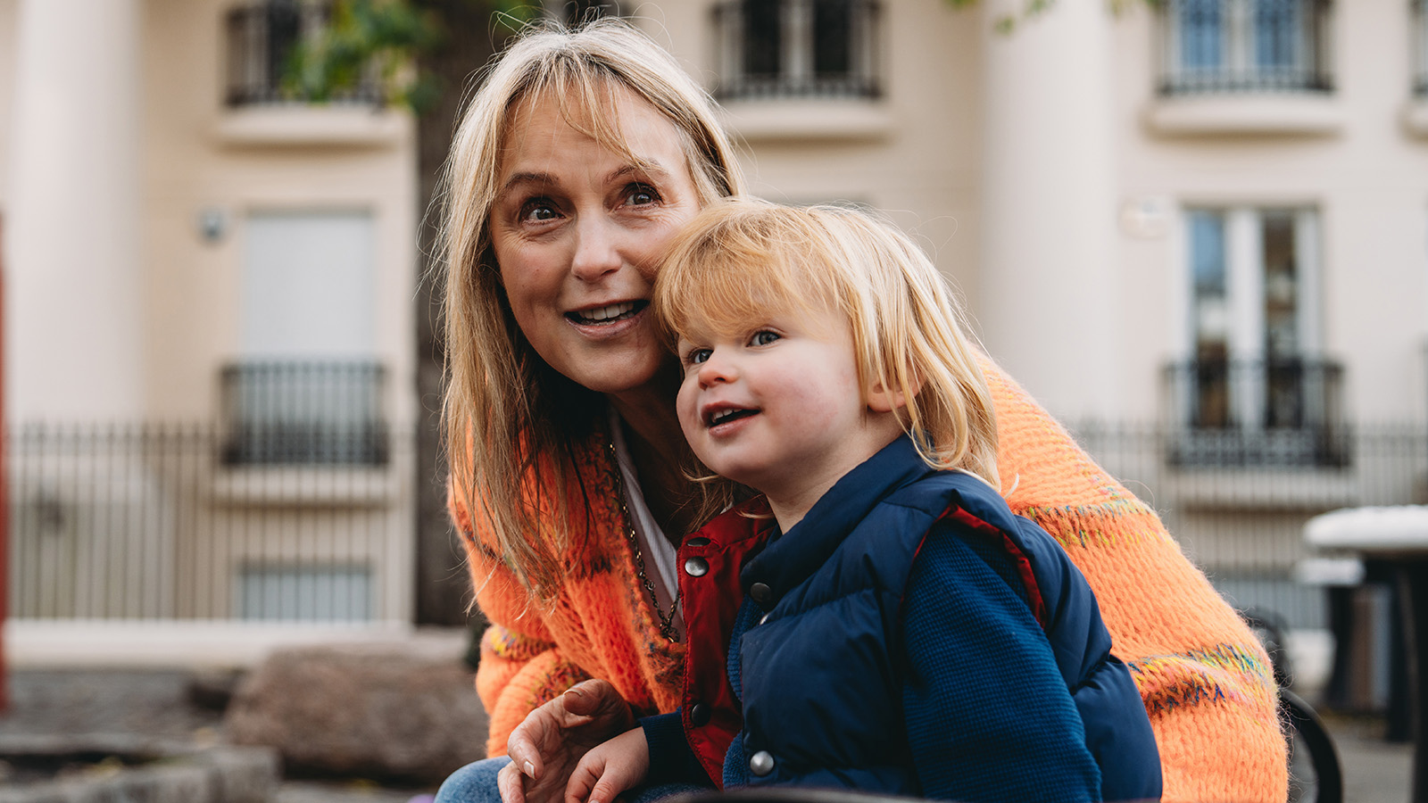 Bedstemor der sidder med barnebarn
