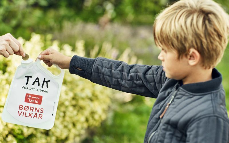 Dreng modtager donation til Børns Vilkår