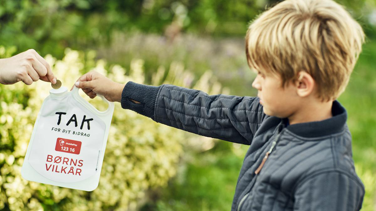 Dreng modtager donation til Børns Vilkår
