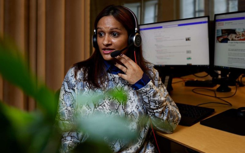 Rådgiver i Aalborg taler i telefon