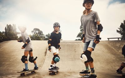 Tre piger, der står på skateboard sammen