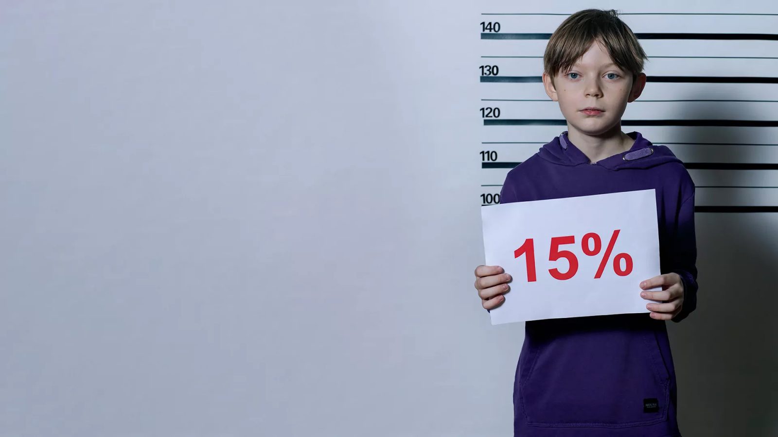 Forbryderbillede af en dreng med et skilt der signalere 15% fravær