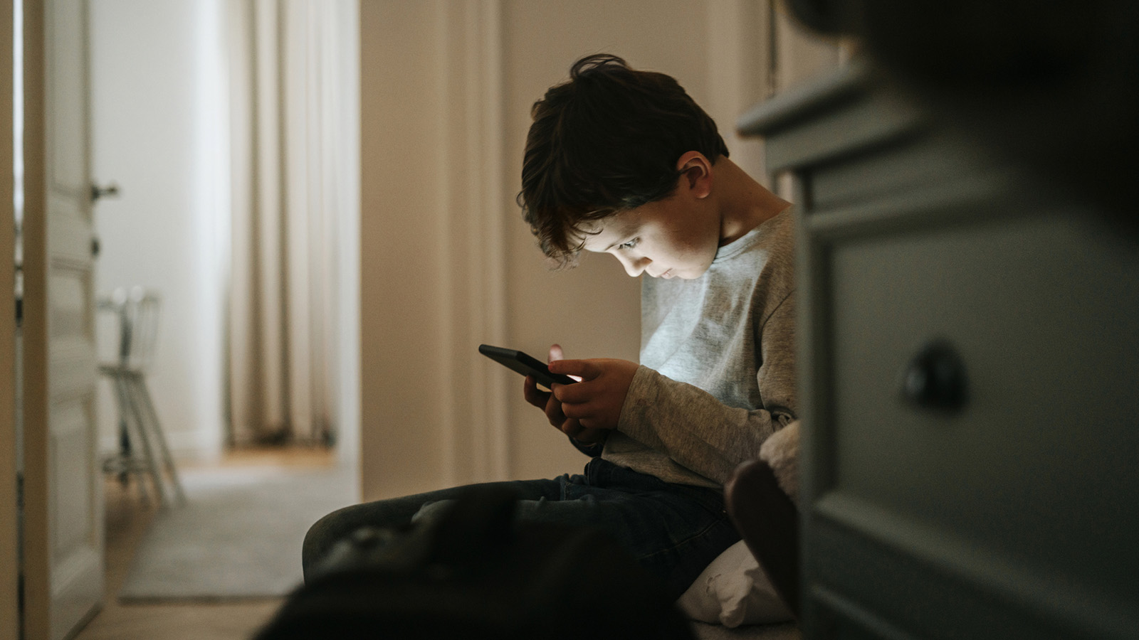 Dreng kigger på sin telefon